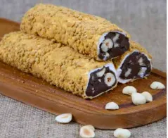 Mit Lotus überzogenes Lokum, gefüllt mit Haselnuss-Kakaocreme und Haselnüssen