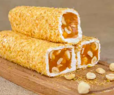 Mit Kadayif überzogenes Sultan-Rollen-Lokum mit Orangengeschmack und Haselnüssen