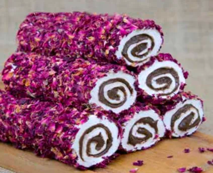 Mit Rosenblüten überzogenes Rollen-Lokum mit Kakao-Haselnuss-Creme