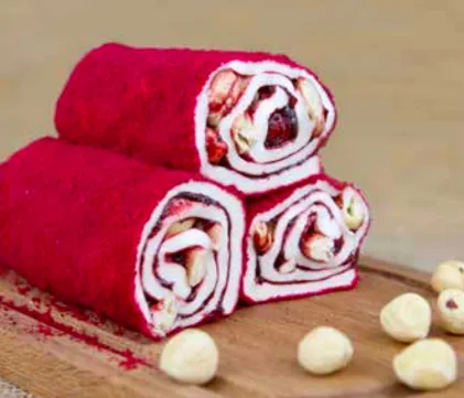 Mit Pulver-Velvet-Kuchen überzogenes Sultan-Rollen-Lokum mit Haselnusscreme