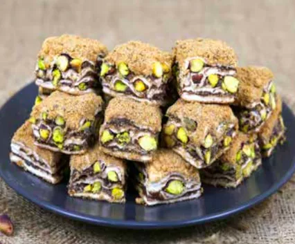Mit Lotus-Keksen überzogenes Baklava-Lokum mit Karamell-Kaffee und Pistazien