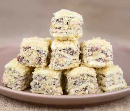 Mit Kadayif überzogenes Baklava-Lokum mit Pistazien
