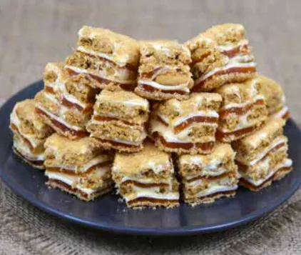 Mit geriebenen Pistazien überzogenes Baklava-Lokum mit Pistazien