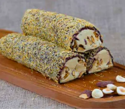 Mit Kadayif überzogenes Lokum mit Brombeergeschmack, Haselnusscreme und Mandeln